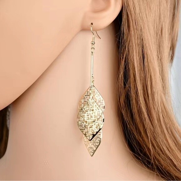 Gold triple leaf drop earrings with geometric design. Metal alloy. Jewelry - Picture 7 of 7